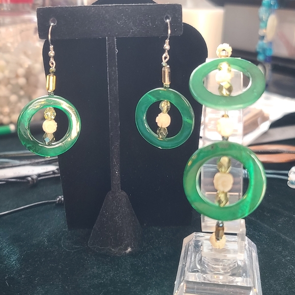 Handcrafted Bracelet and Earrings Set - Mother of Pearl - Picture 1 of 13